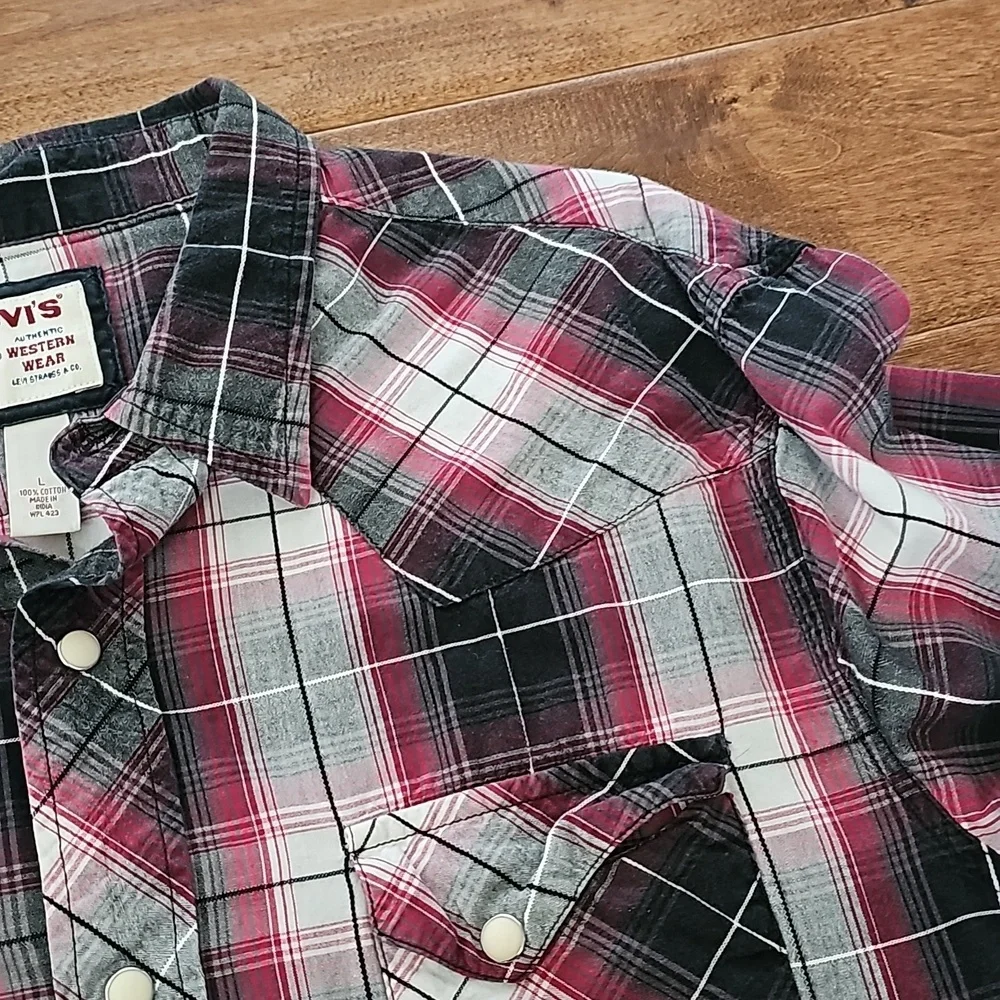 Levi's Western Wear 100% cotton long sleeve button-up size L